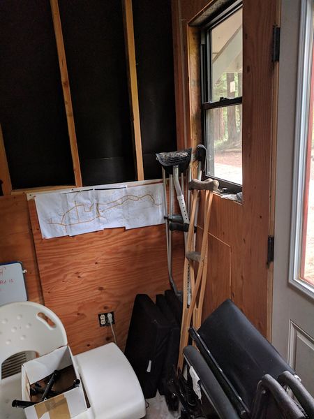 File:Crutches r.jpg
