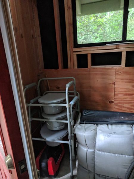 File:Toilets blankets r.jpg